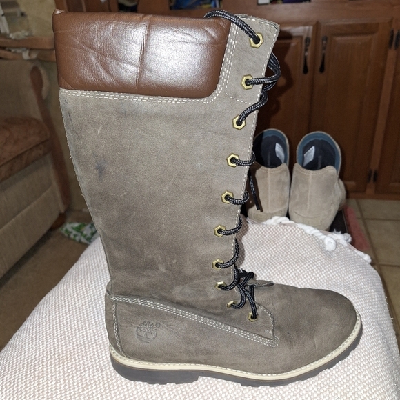 Girls Timberland 14" grey boots in a size 5.5. Pre-loved with a couple of flaws - Picture 4 of 11